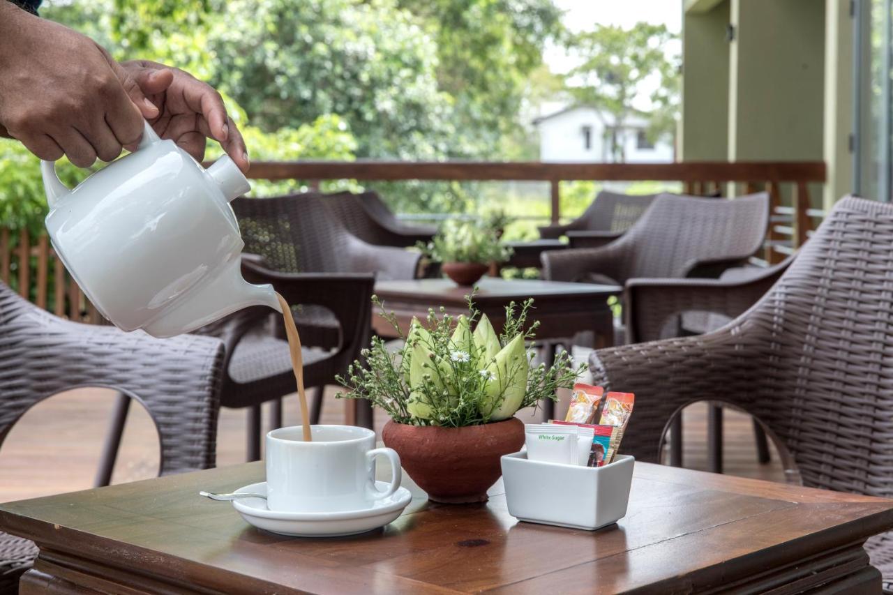 Hotel Earls Rajarata Anuradhapura Esterno foto