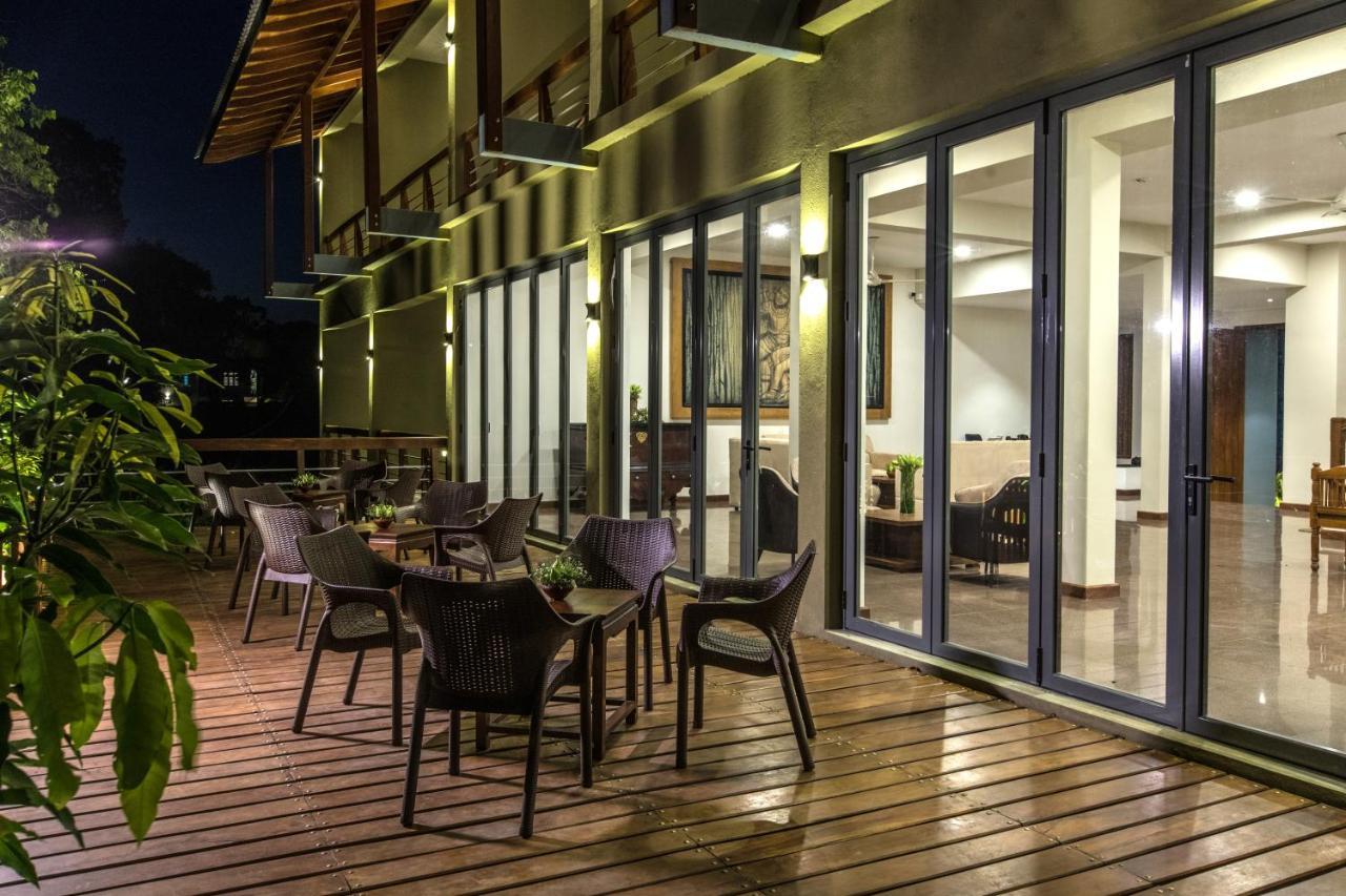 Hotel Earls Rajarata Anuradhapura Esterno foto